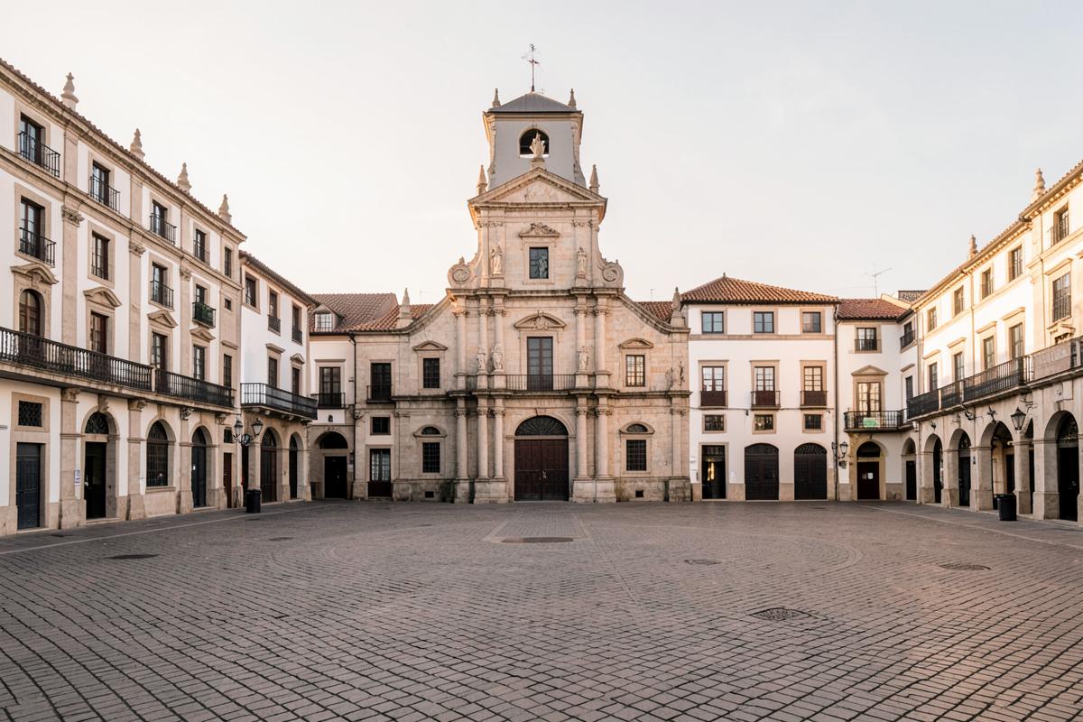 Praça histórica de Braga com arquitetura barroca ao amanhecer