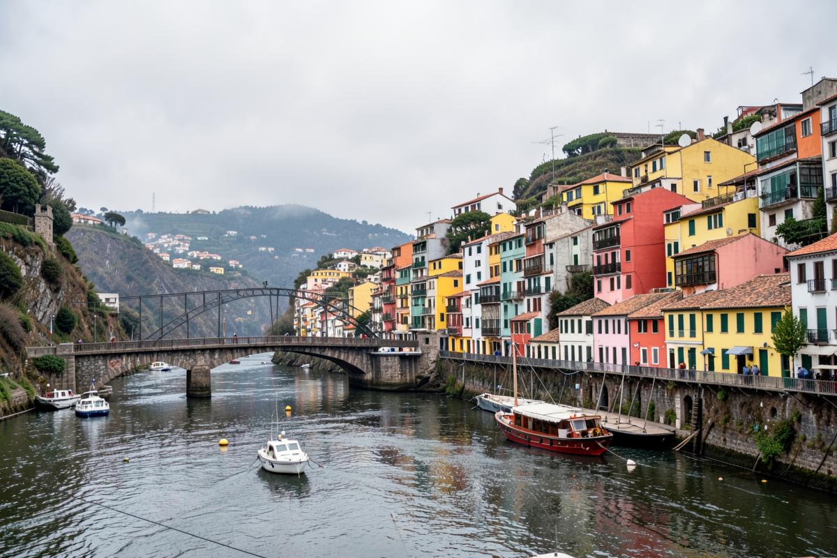 Casas coloridas à beira-rio no Porto